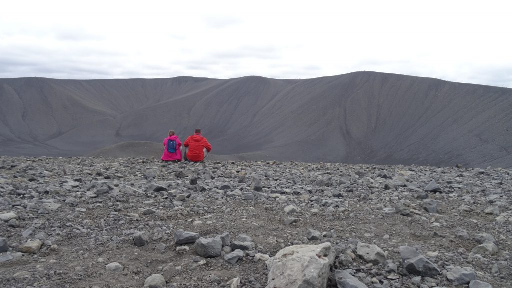 Belén y Javier en el Crater Hverfell (Islandia)