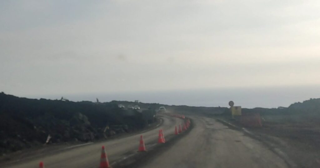 Nueva carretera por encima de la colada de lava